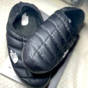 I’m selling these nothface shoes if anybody would like this have em